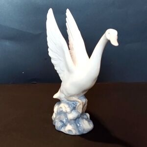 Lladro NAO Flying Swan Porcelain Figurine